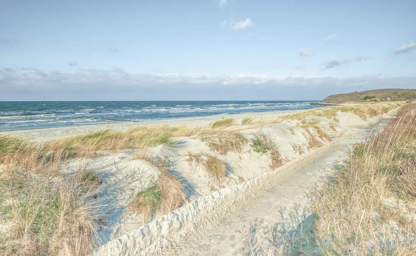 Rügen Urlaub mit DERTOUR. Radweg bei Hiddensee im Winter mit der Ostsee im Hintergrund