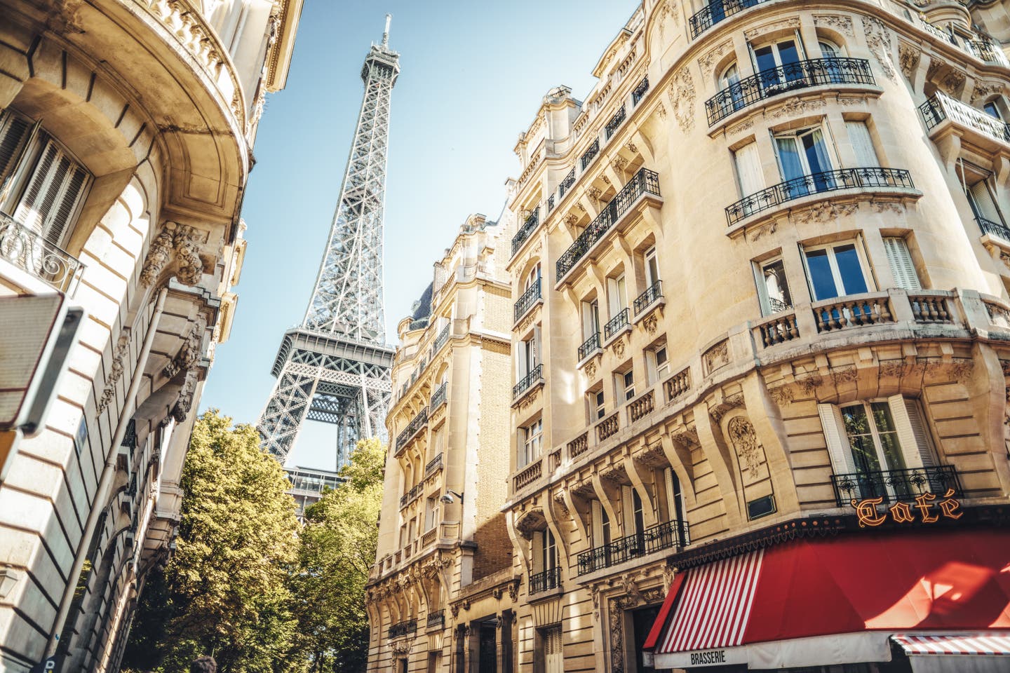 Deluxe-Shopping in Paris - Blick auf den Eifelturm