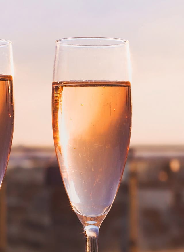 Kulinarische Reisen Sekt in Gläsern bei Sonnenuntergang