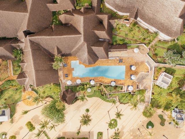 Drohnenbild von Hauptgebäude und Pool des ananea Diamonds Mapenzi Hotels