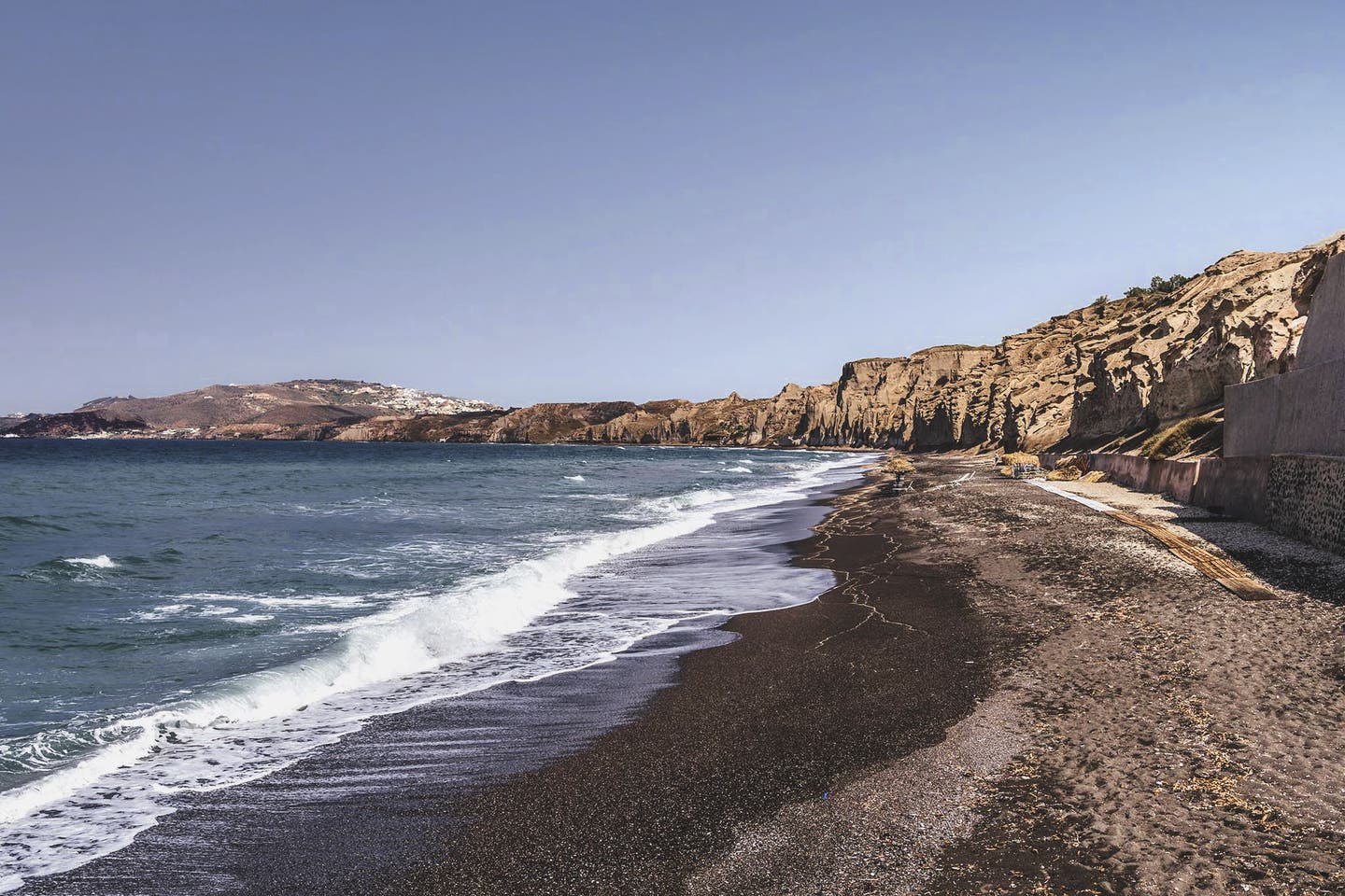 Santorinis Strände: Weiße Klippen am schwarzen Strand des White Beach auf Santorini