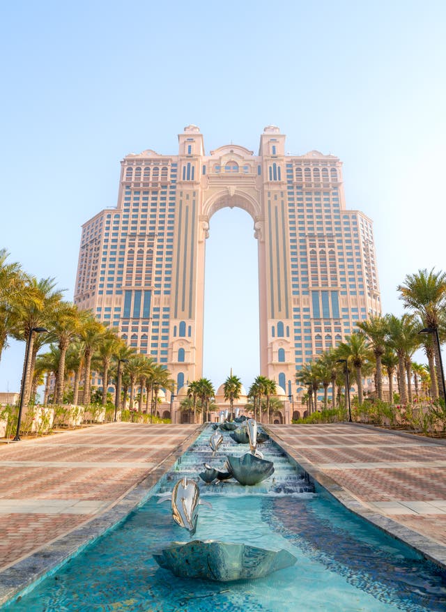 Entdecke die schönsten Pauschalreisen Rixos Marina Abu Dhabi: Blick von außen auf das Hotel und das Wasserspiel