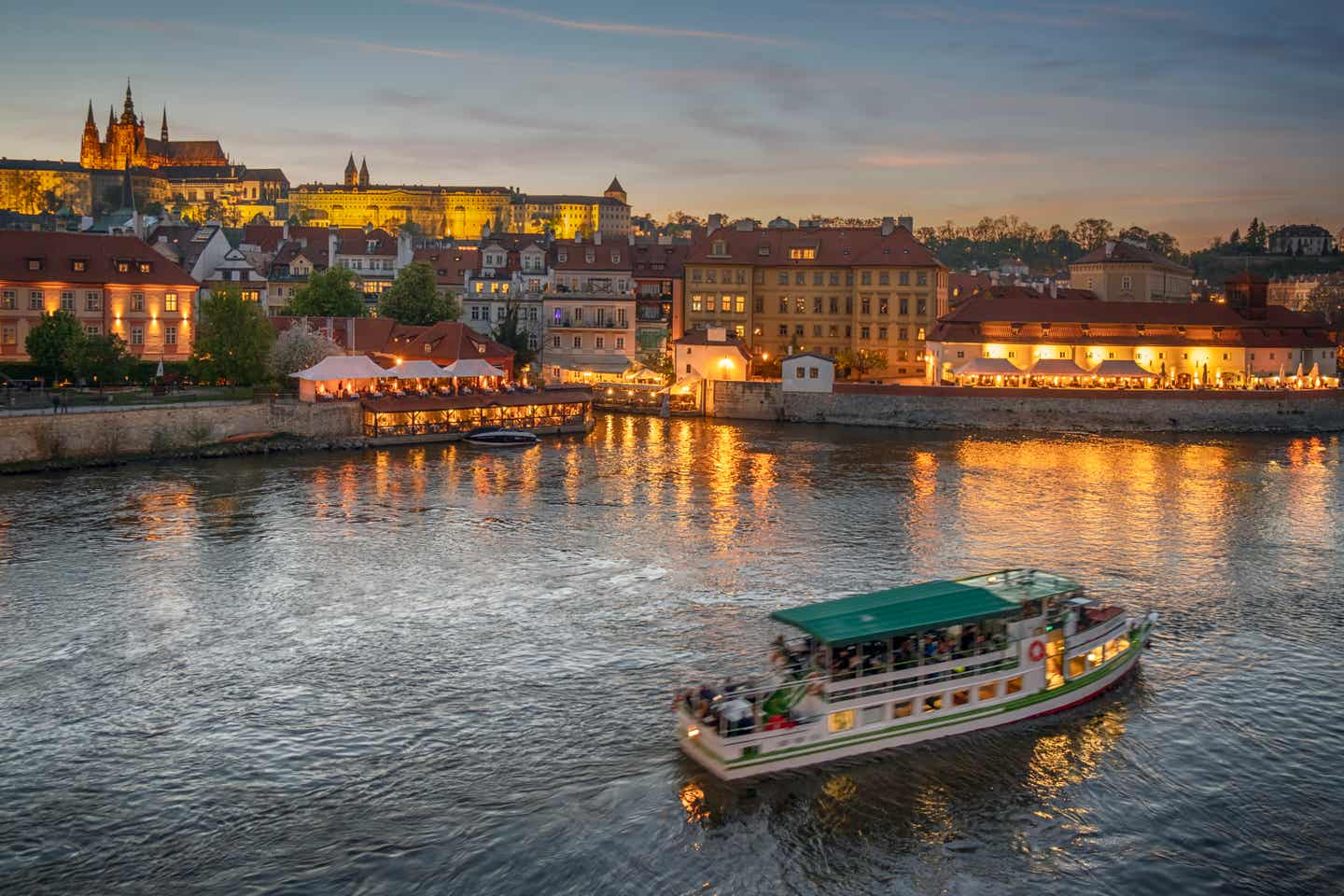 Prag Sehenswürdigkeiten: Aussichts auf ein Boot auf der Moldau