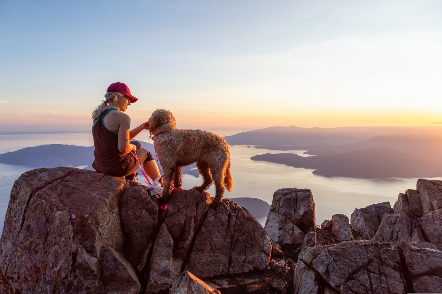 Wandern mit Hund - Aussicht vom Berg auf das Meer