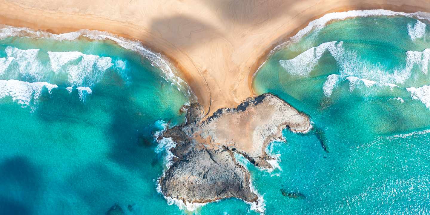 Luftaufnahme von Meer und Sand auf den Kanaren