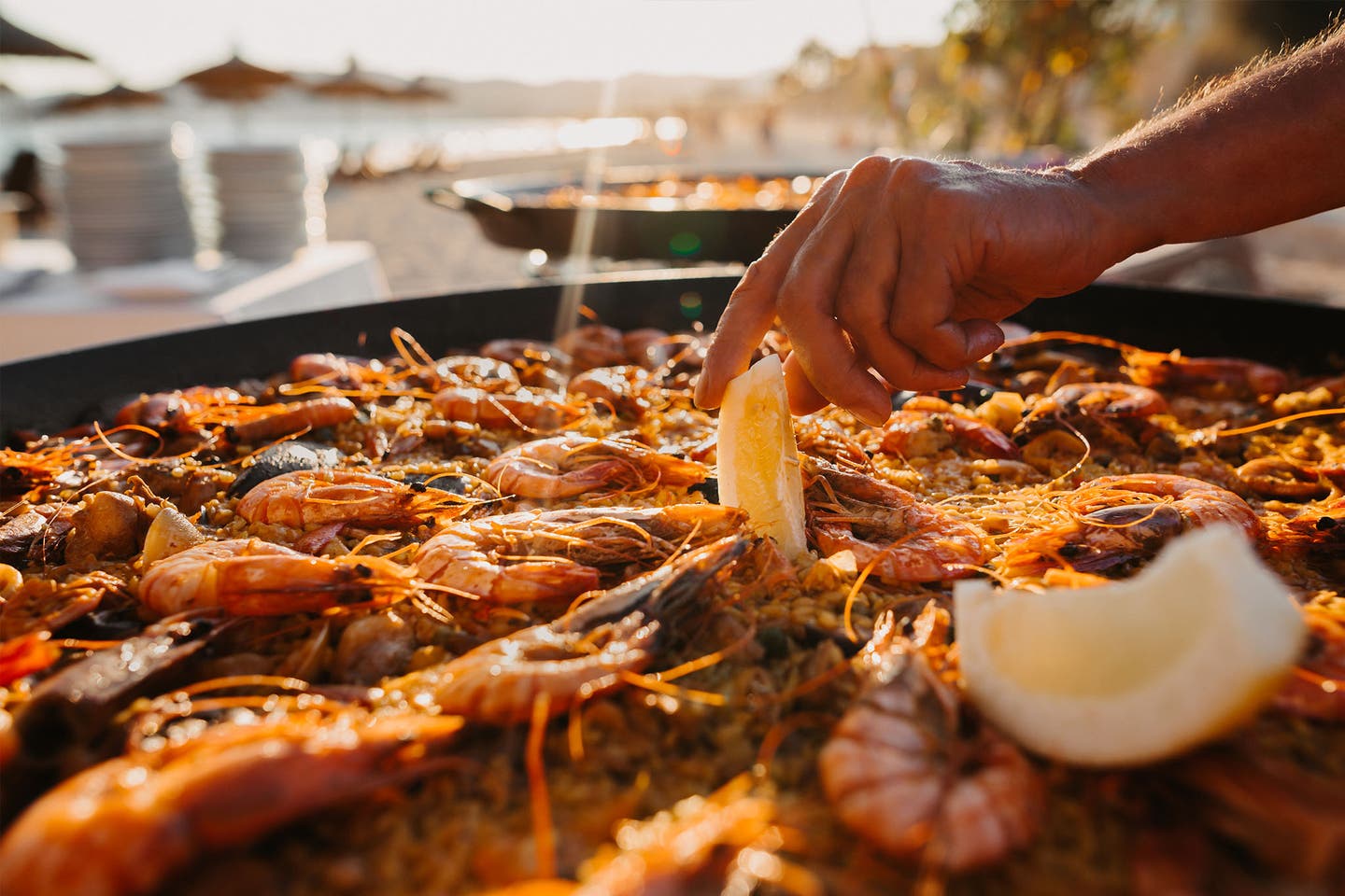 Nahaufnahme gekochte Paella am Strand