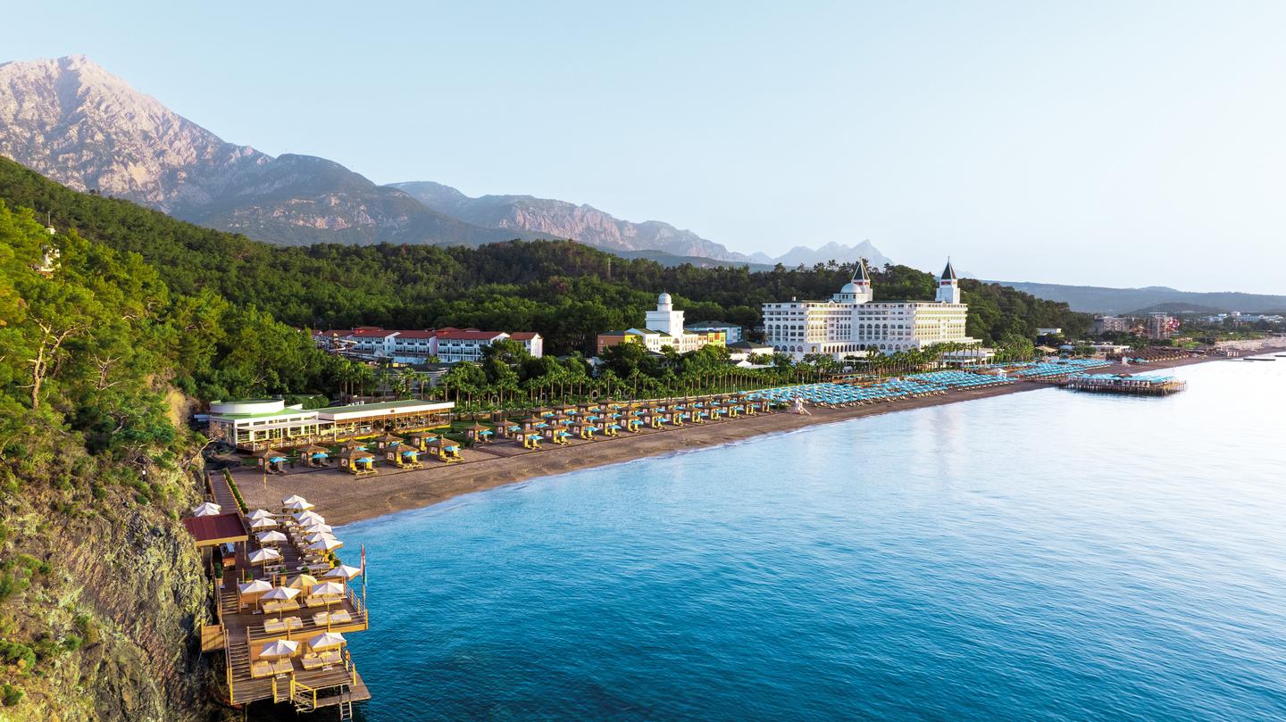 Nirvana Hotels: Nirvana Dolce Vita Hotel - Seitliche Ansicht auf die Hotelanlage und das Meer