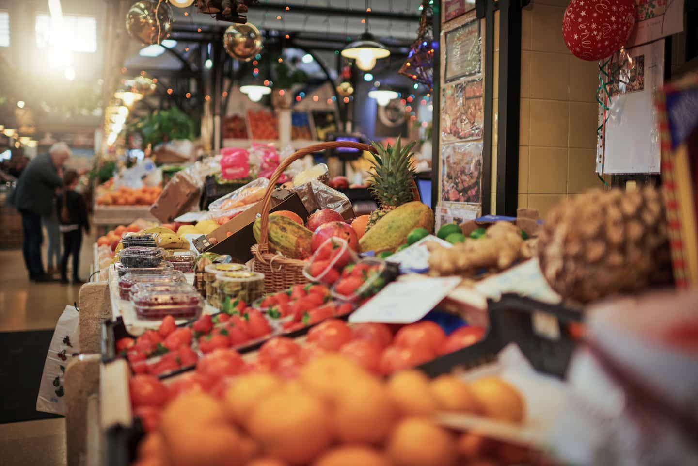 Günstige Städtereisen: Portugiesischer Markt mit Obst
