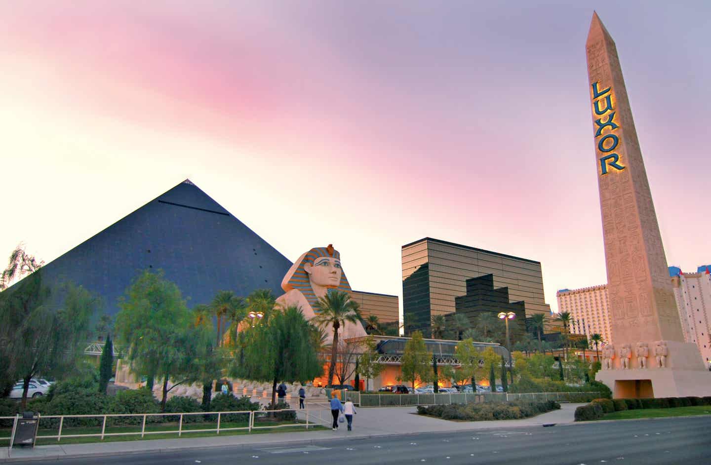 Außenansicht auf das Hotel Luxor in Las Vegas bei Sonnenuntergang