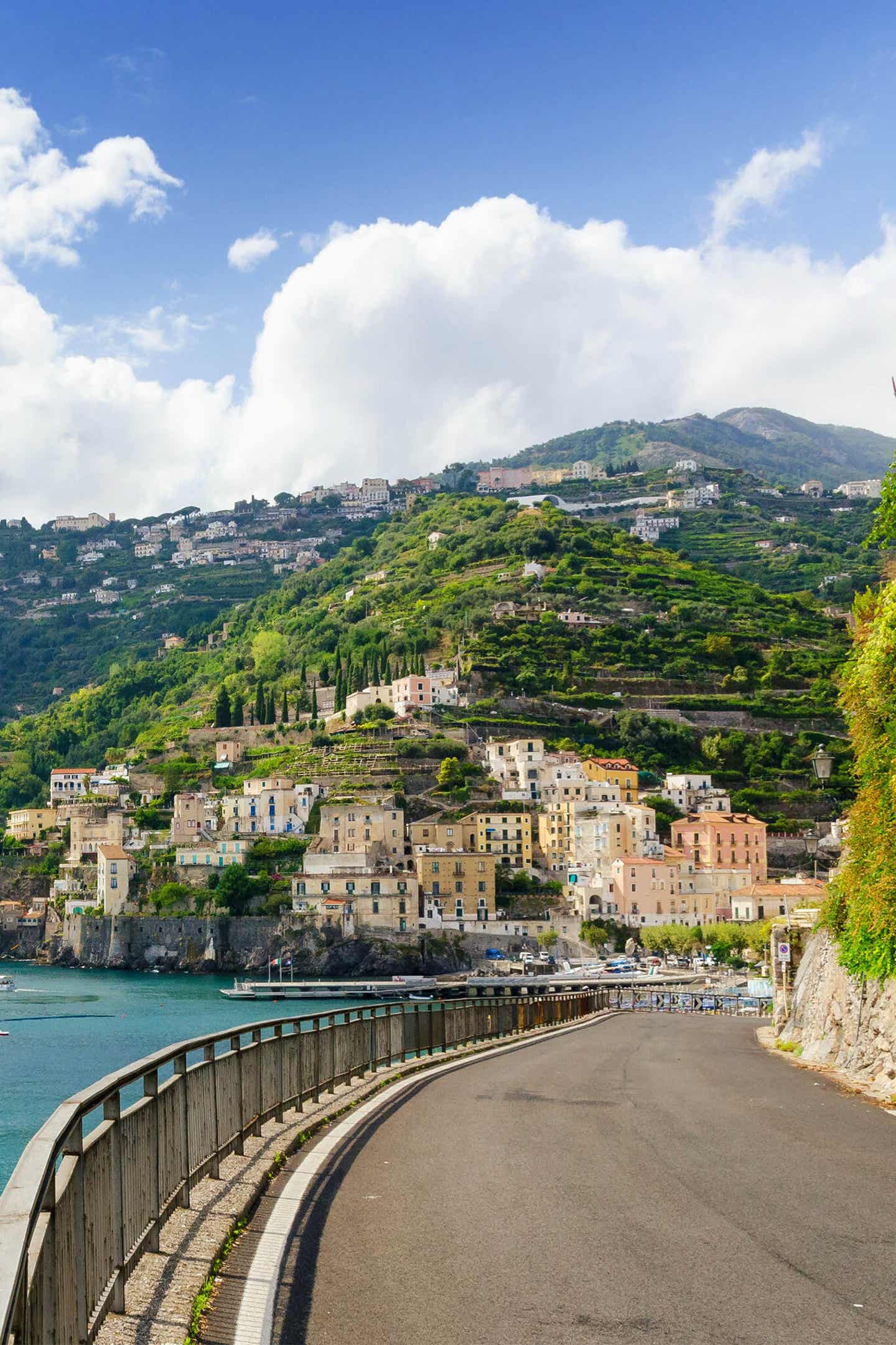 Straße entlang der Amalfi-Küste in Italien