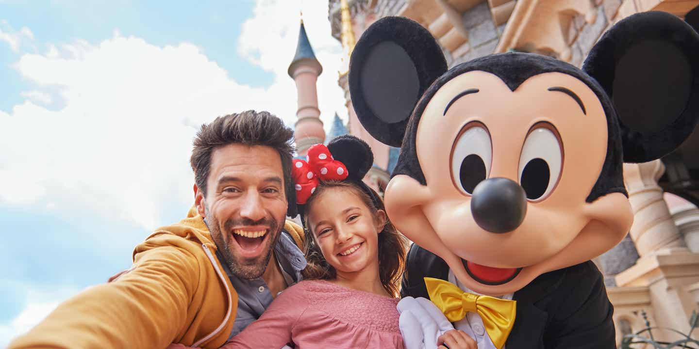 Mickey Mouse im Disneyland® Paris mit Vater und Tochter
