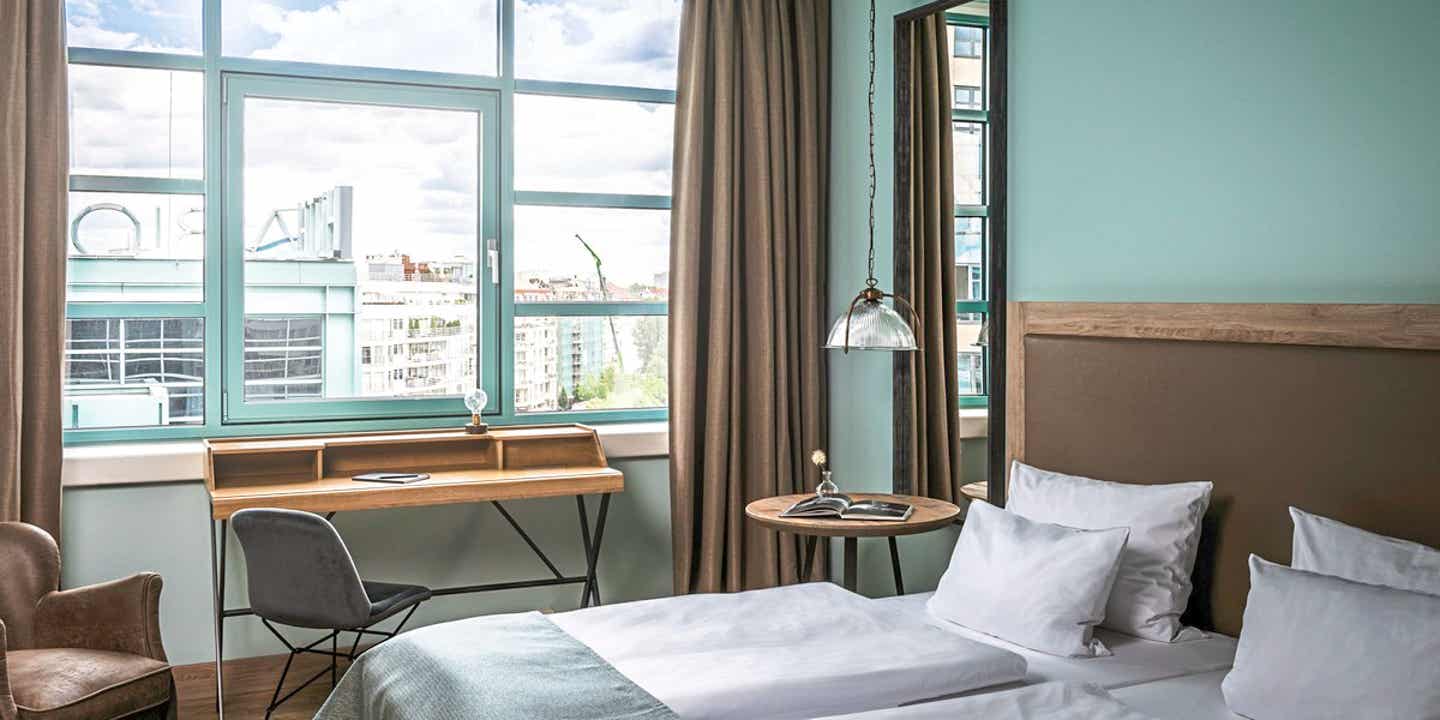 Schönste Hotels Berlin: gemütliche Zimmer im Hotel AMERON Hotel ABION Spreebogen Waterside Blick in ein Zimmer des Hotel AMERON Hotel ABION Spreebogen Waterside in Berlin