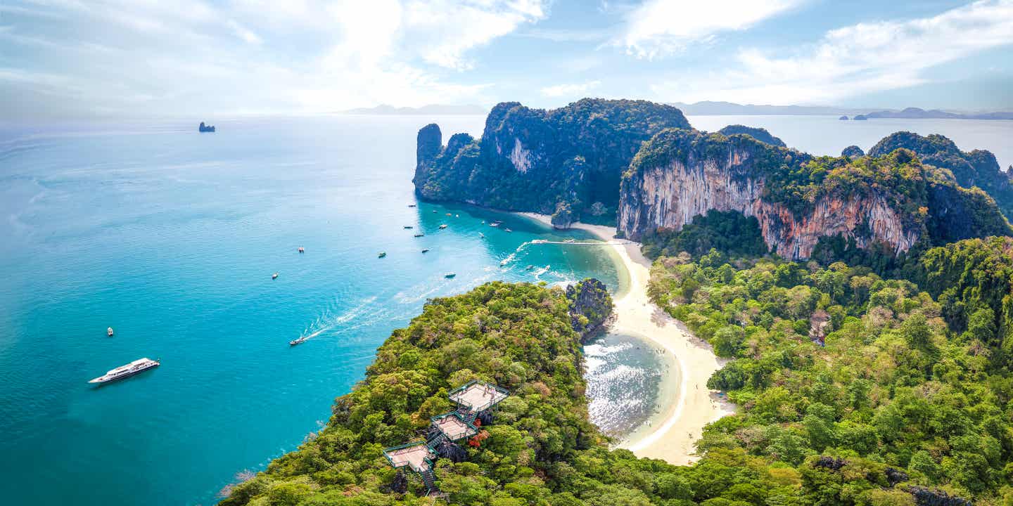 Blick aus der Luft auf eine Trauminsel in Thailand mit Dschungel und blauem Wasser