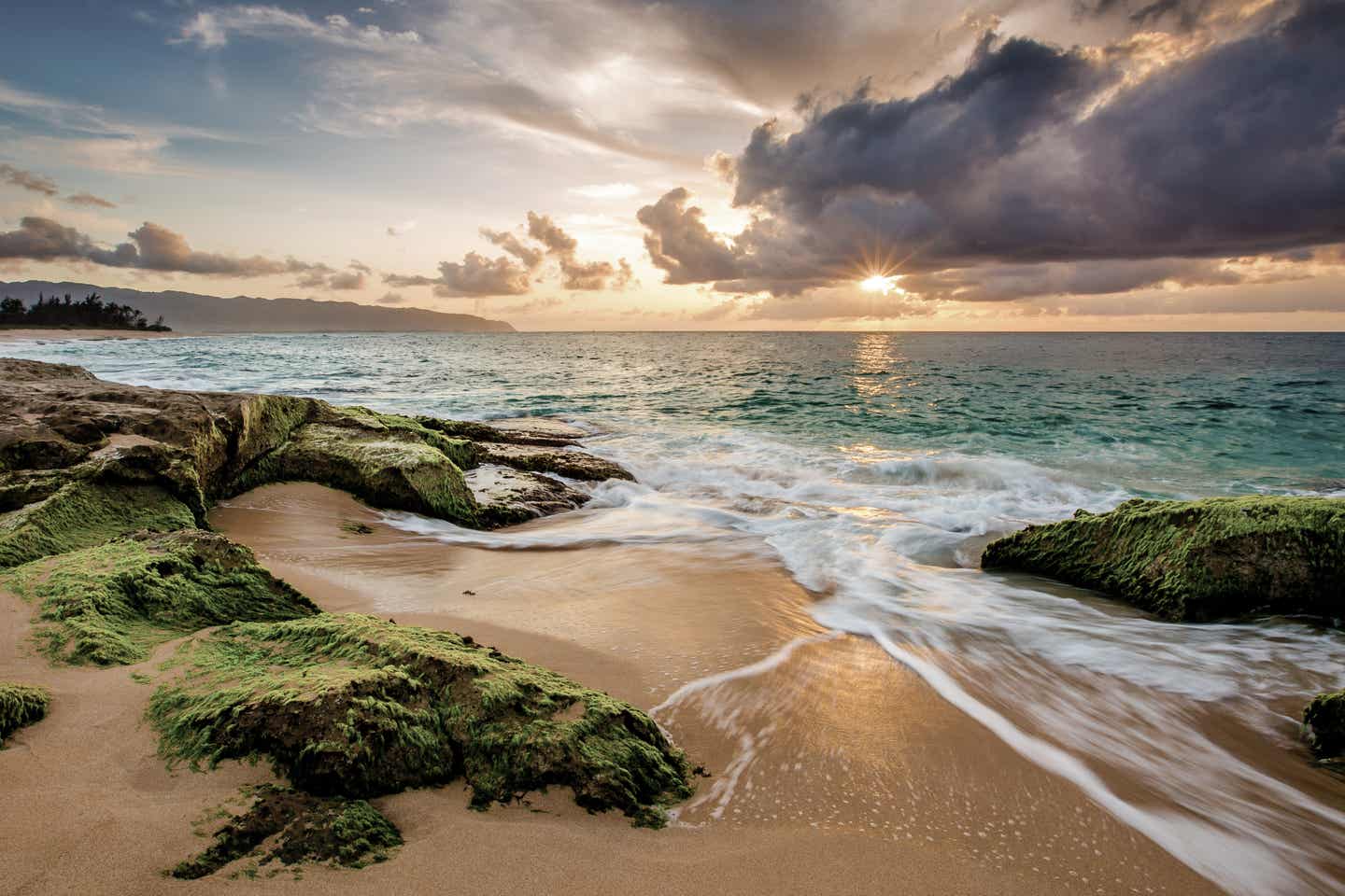 Oahu Urlaub mit DERTOUR. Strand an der Nordküste Oahus bei Sonnenuntergang