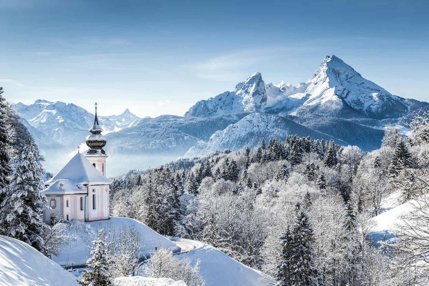 Berchtesgaden Urlaub mit DERTOUR. Kirche Maria Gern im Winter mit dem Berg Watzmann im Hintergrund