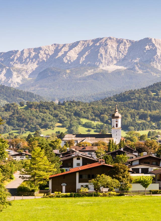 Hotel in Bayern buchen Reisemagazin September. Blick auf Garmisch Partenkirchen, Bayern.
