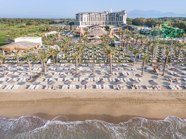 Strandabschnitt mit Sonnenliegen vor dem Cullinan Belek von oben