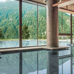 italien-trentino-pinzolo-lefay-resort-und-spa-dolomiti-innenpool-cmi-DER1365533.jpg