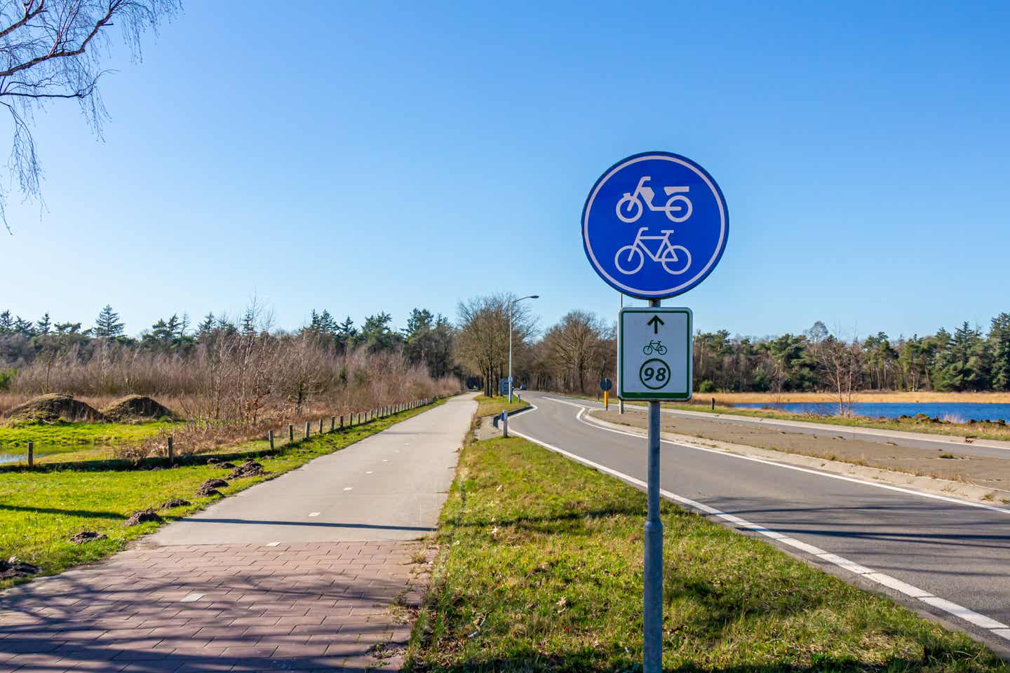 Landstraße in Holland mit Verkehrsschild