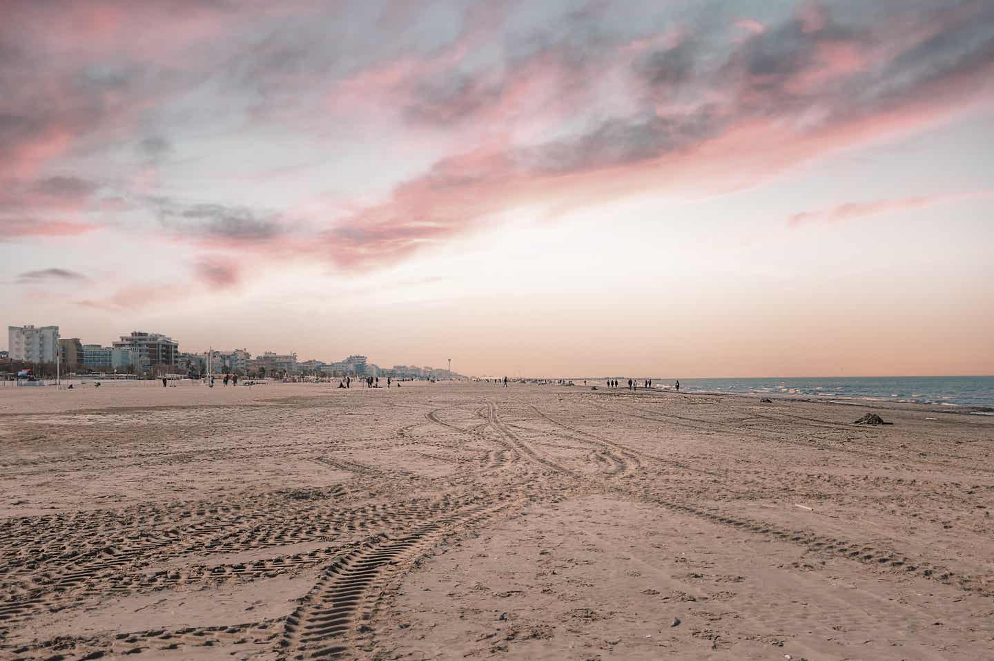 Rimini Urlaub mit DERTOUR. Menschenleerer Strand von Rimini in der Morgendämmerung