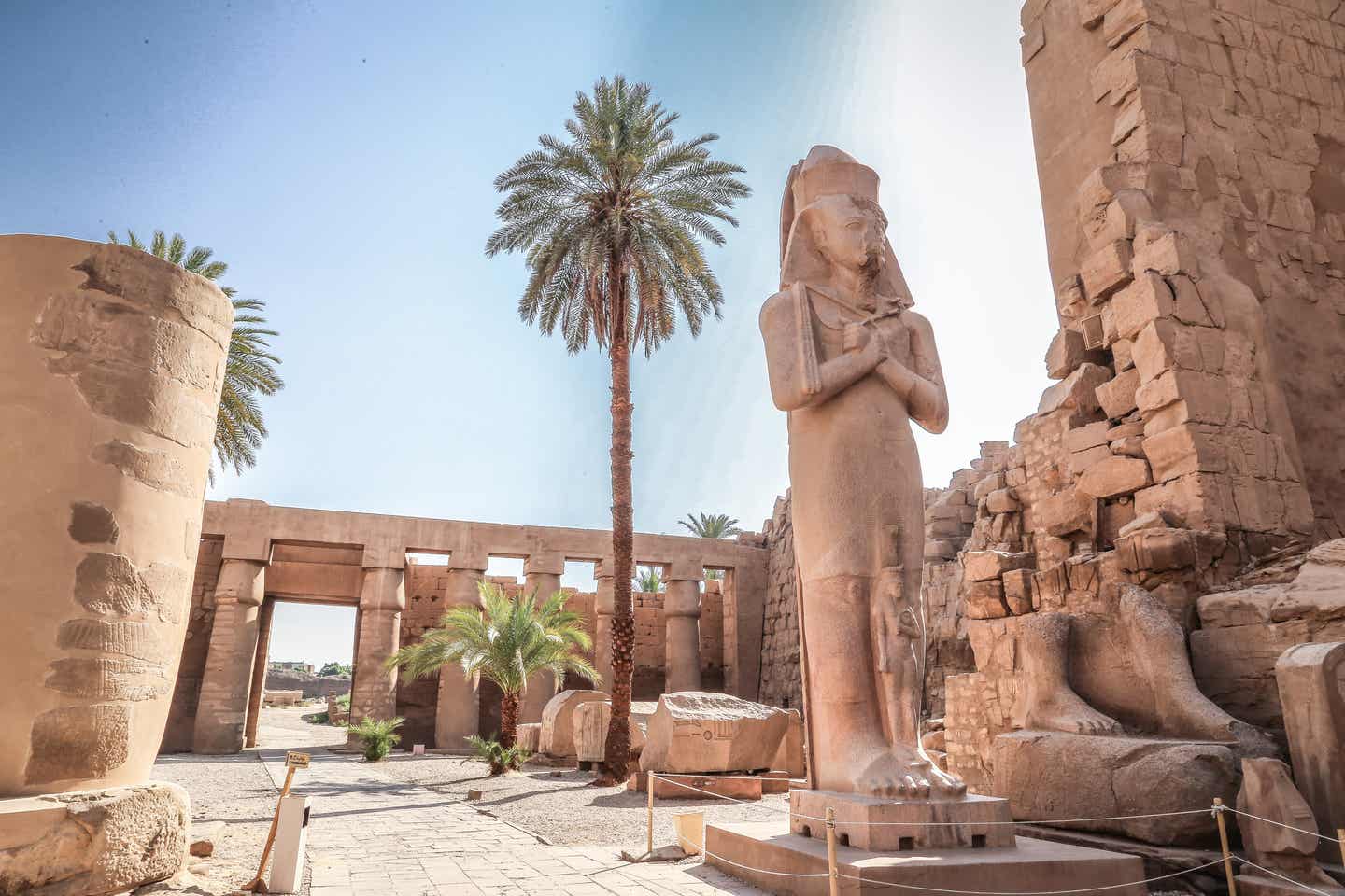 Ägyptens Sehenswürdigkeiten: Statue von Ramses vor dem Luxour-Tempel