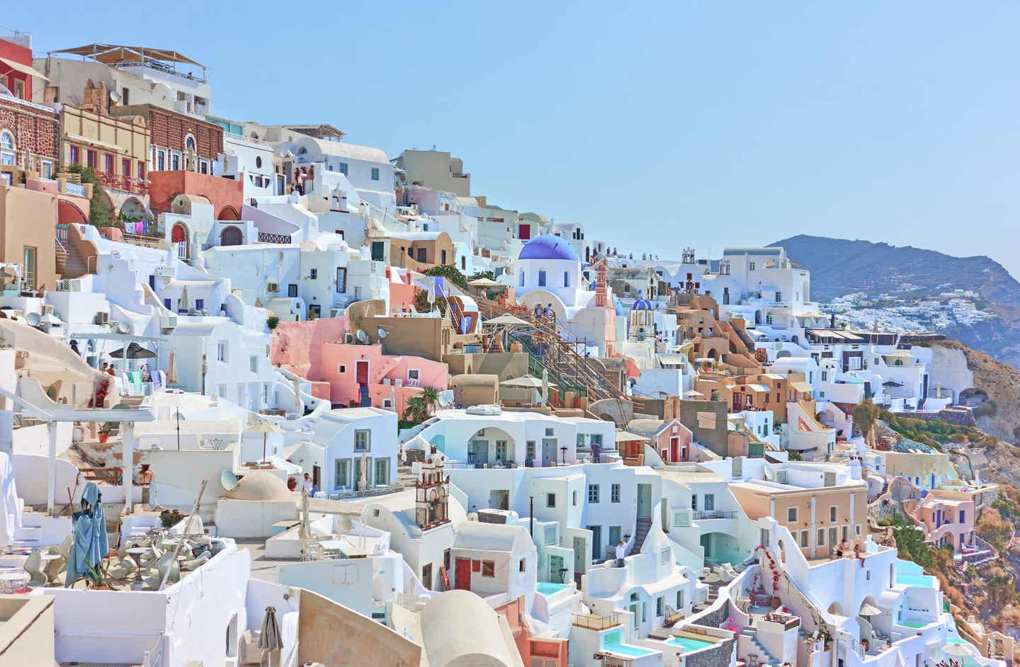 Griechenland beste Reisezeit: Häuserpanorama in Oia auf Santorini