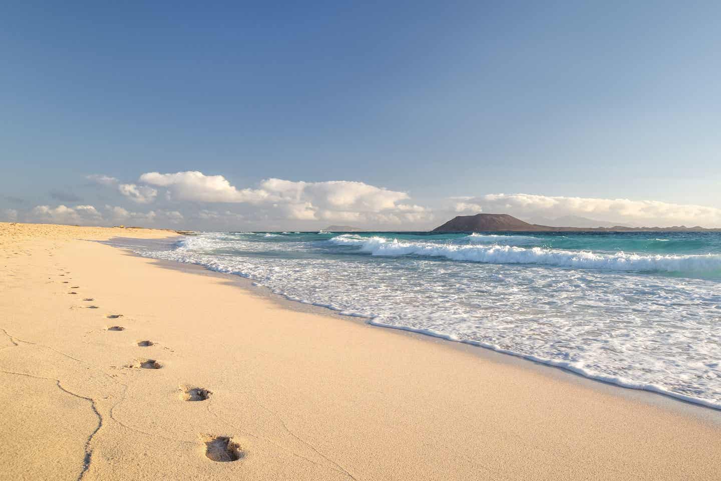 Kanaren Urlaub: Aussicht auf Lobos und Lanzarote von Corralejo Strand