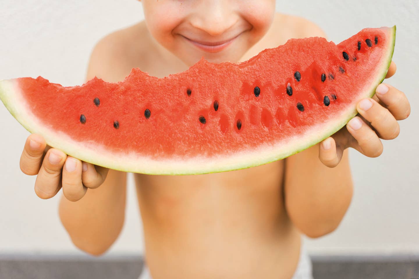 Kind isst eine Wassermelone im Club Calimera