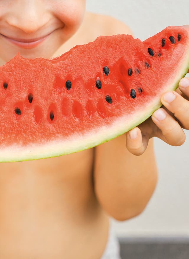 Calimera Kind isst eine Wassermelone im Club Calimera