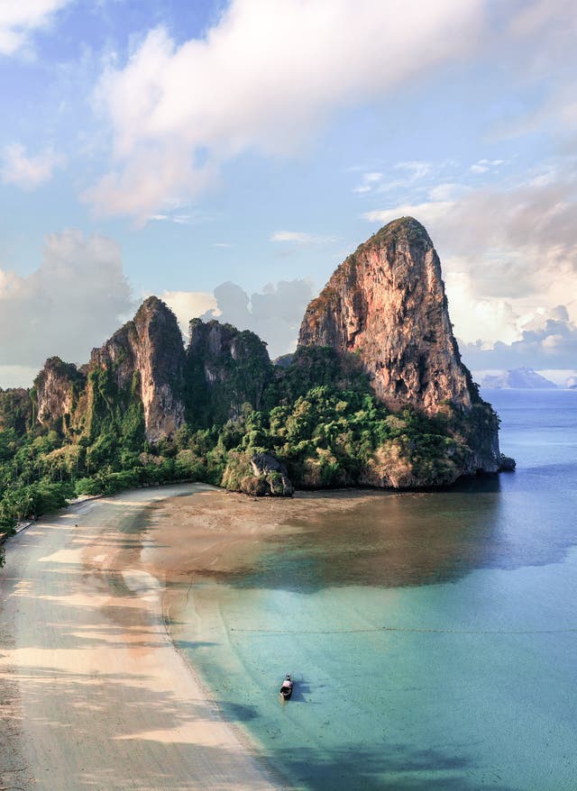 Langzeiturlaub Thailand Luftaufnahme vom Railay Beach in der Region Krabi in Thailand