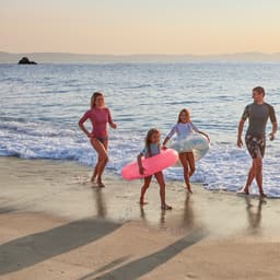 griechenland-familie-strand-2244943222_LP_704x512.jpg