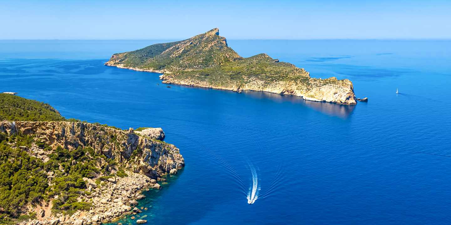 Blick von Cala en Basset auf Sa Dragonera mit Felsen und Meer
