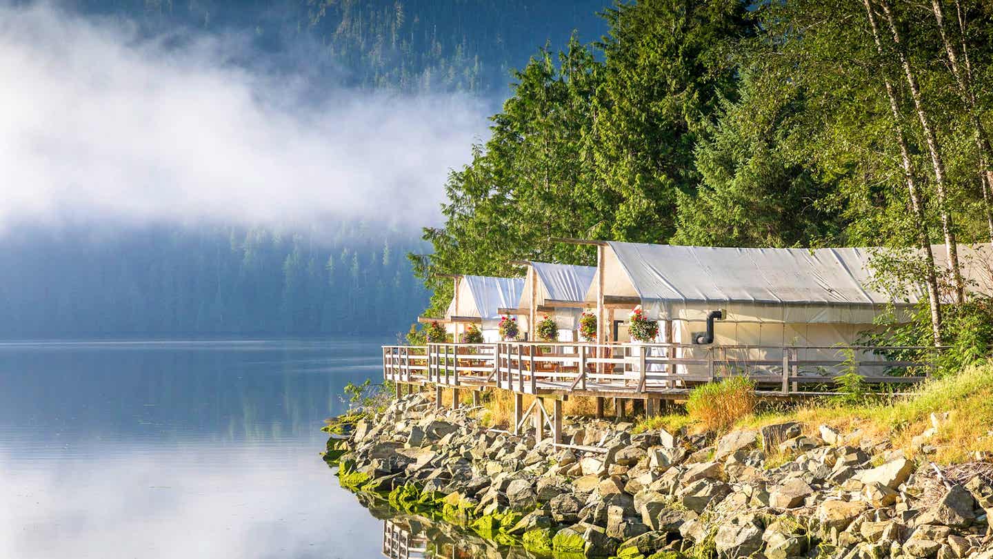 Glamping-Zelte auf Holzplattform am Seeufer im Clayoquot Wilderness Resort in Kanadas Wildnis