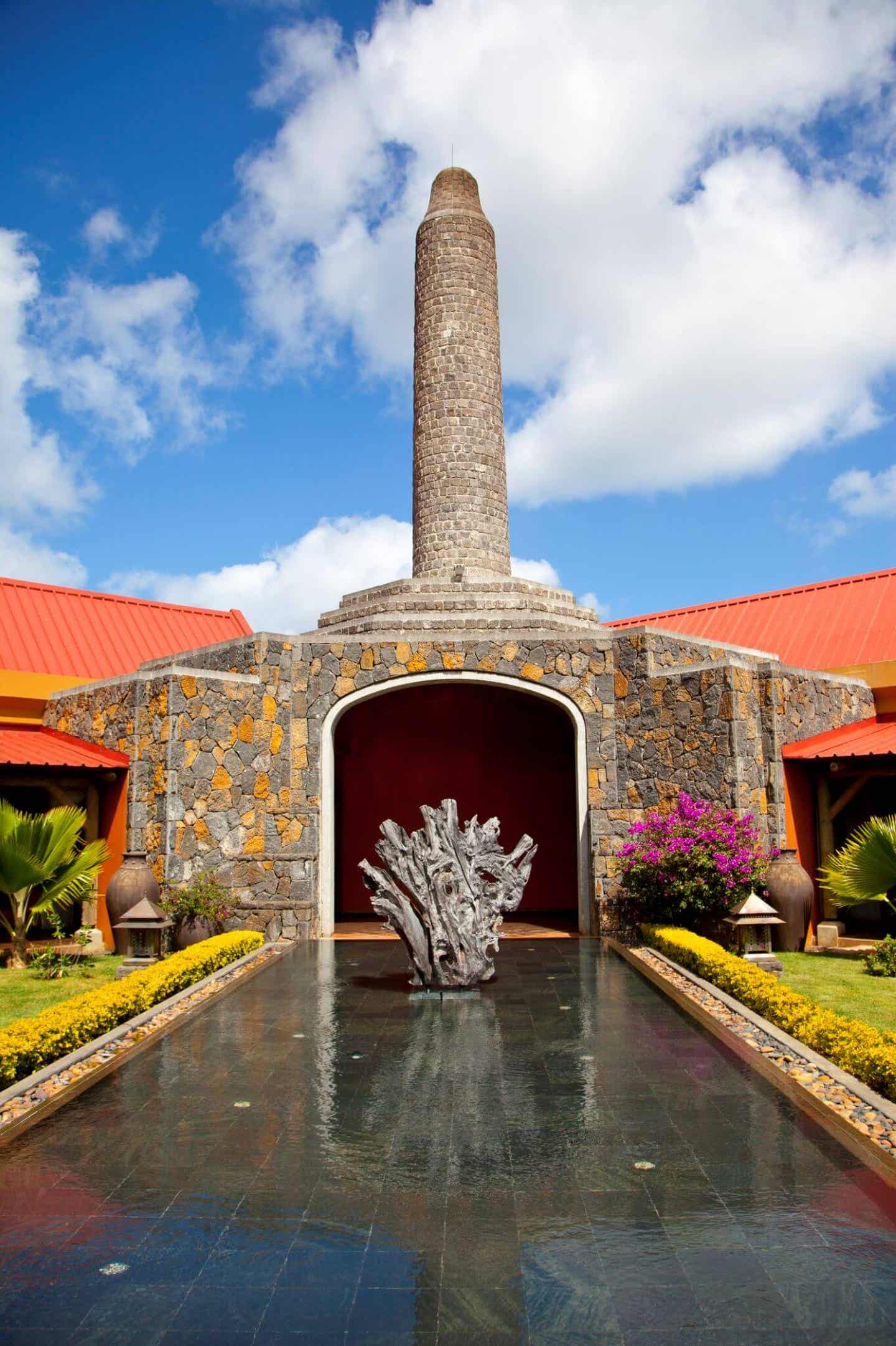 Rumfabrik auf Mauritius mit Turm