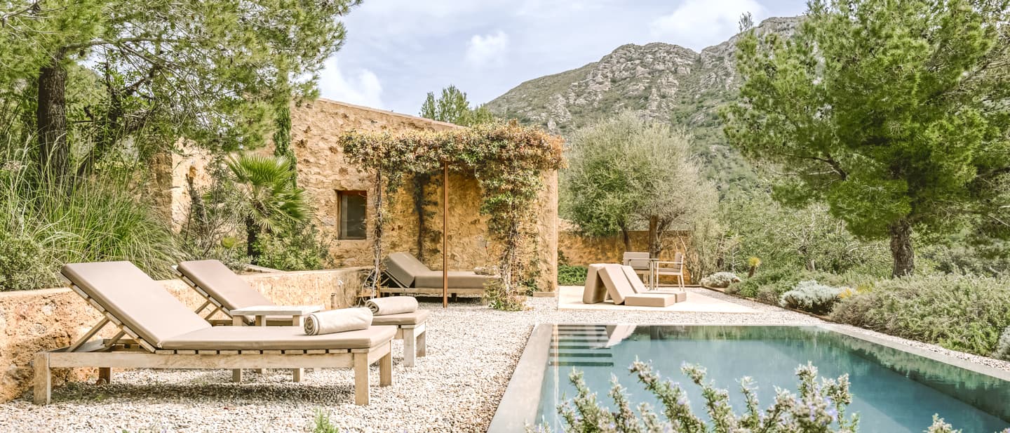 Mallorquinische Finca mit Pool und Liegen