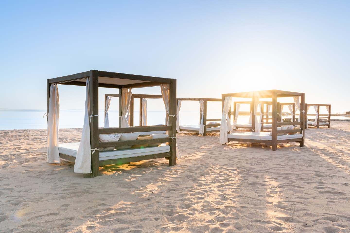 Blick auf den Strand des Calimera Blend Paradise Resorts mit Cabanas