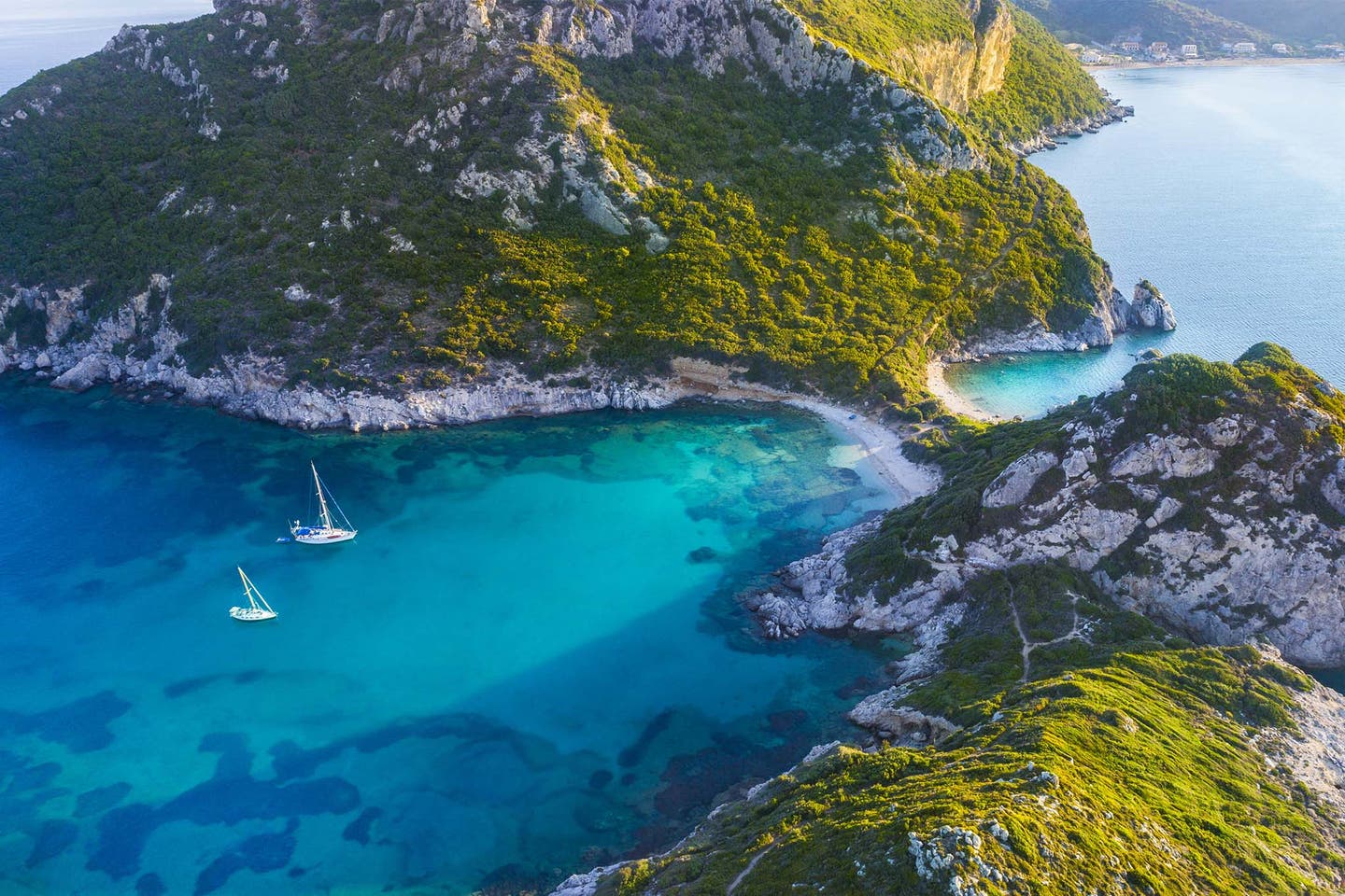 Strände in der Zwillingsbucht von Porto Timoni samt Afionas Beach und Segelbooten