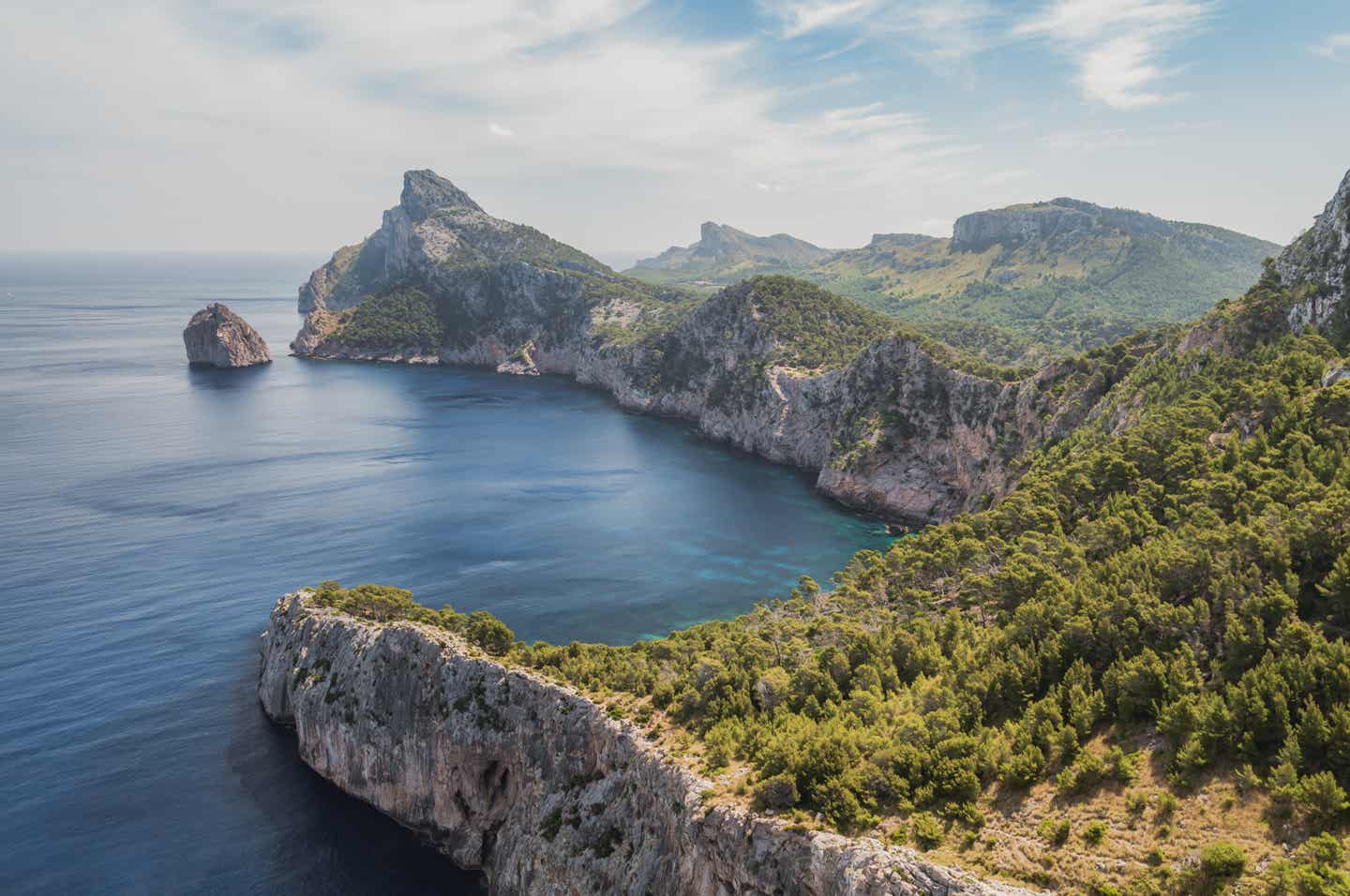 Weiter Blick auf das Cap de Formentor auf Mallorca, eine berühmte Mallorca- Sehenswürdigkeit mit steilen Klippen, türkisblauem Wasser und beeindruckender Landschaft.