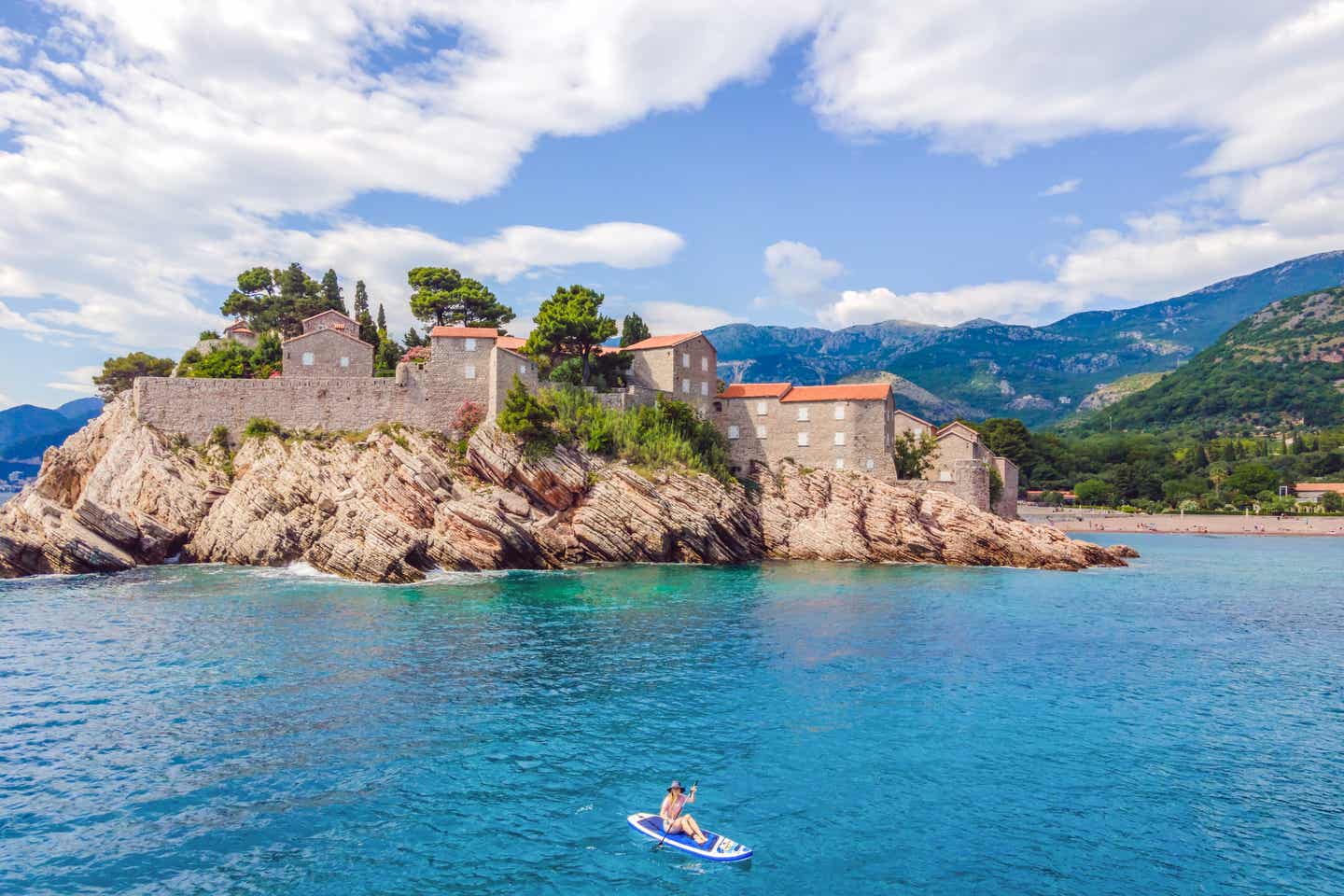 Strand in Montenegro: Stand Up Paddling im blauen Wassermeer in der Nähe der Insel St. Stefan