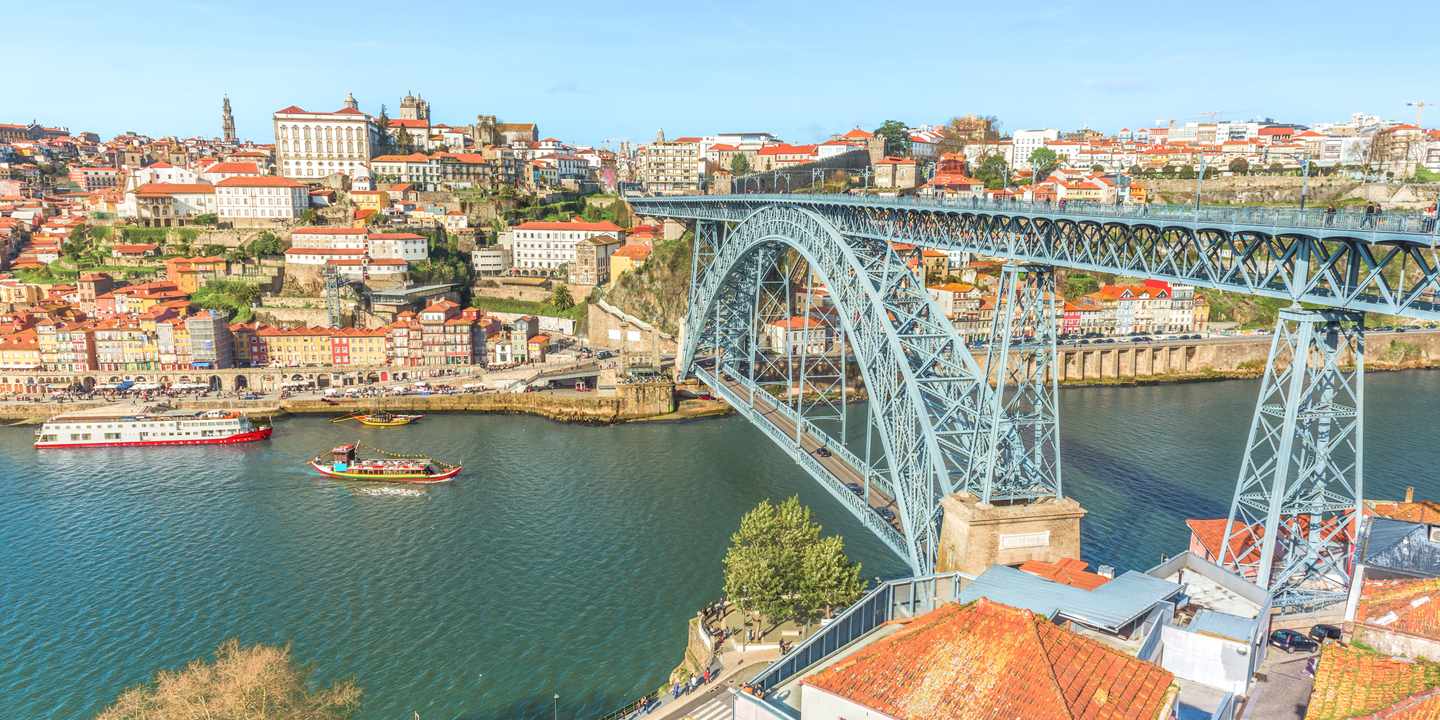 Blick auf Porto mit Dom-Luís-I-Brücke über den Douro, aufgenommen von Vila Nova de Gaia