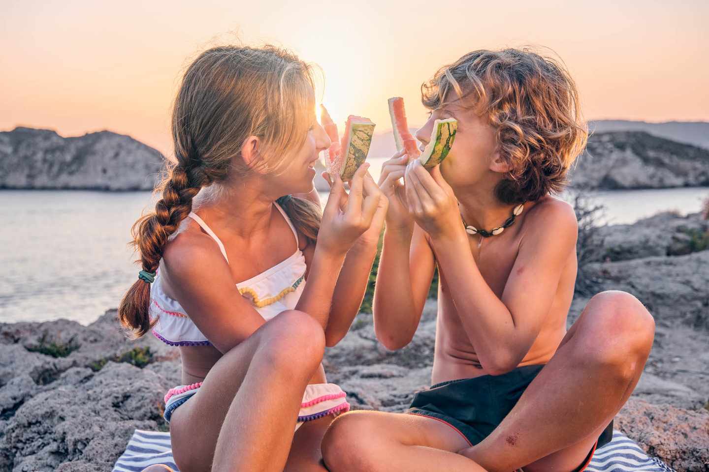 familien-wellnessurlaub-kinder-strand-picknick-wassermelone-sommerabend-g-1862121957.jpg