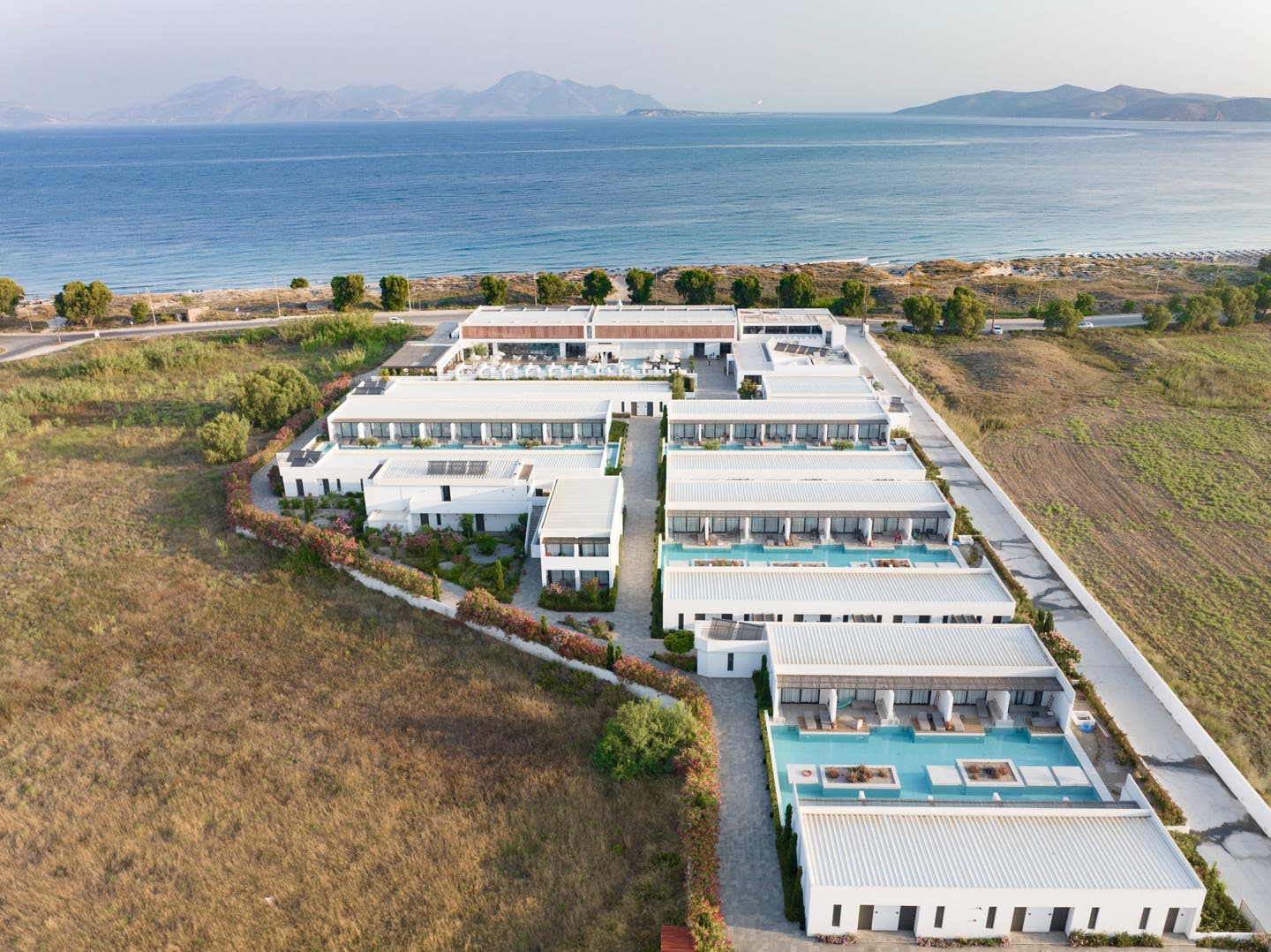 Vogelperspektive der Hotelanlage mit Blick auf das Meer