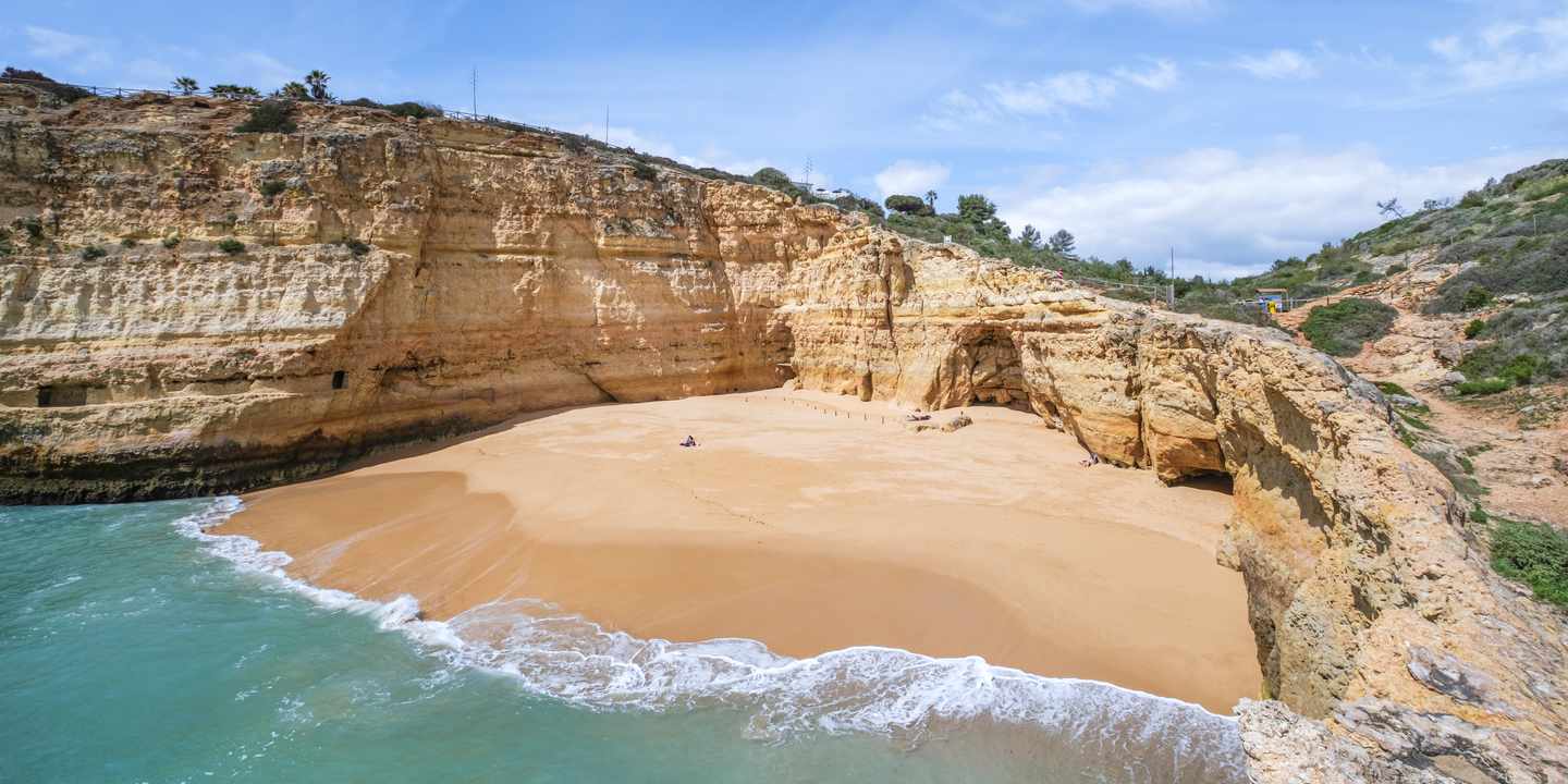 Strand Algarve Geheimtipp – Praia do Carvalho an der Algarve mit versteckter Sandbucht, hellem Fels und türkisfarbenem Atlantik