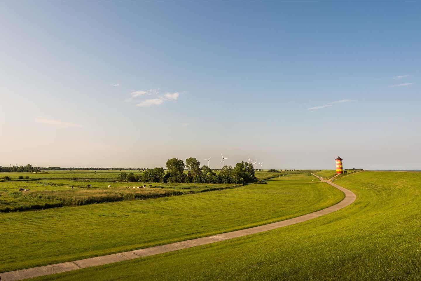 Deutschland Ostfriesland Pilsum Leuchtturm auf einer weite Wiese