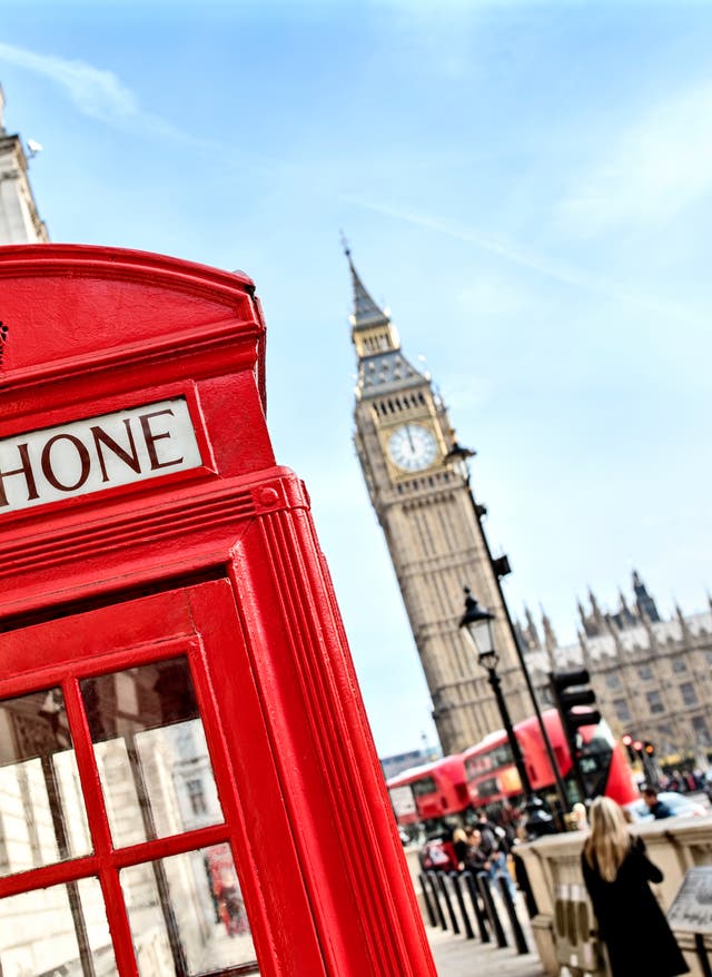 Städtereisen London Big Ben, rote Telefonzelle und Doppeldeckerbusse – ikonische London-Motive an der Westminster Bridge