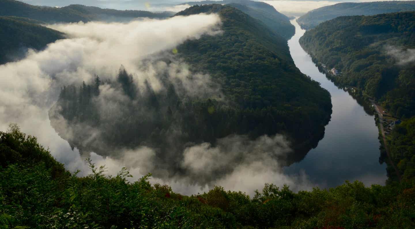 Toller Fotospot in Deutschlands Westen: die Saarschleife im Morgennebel