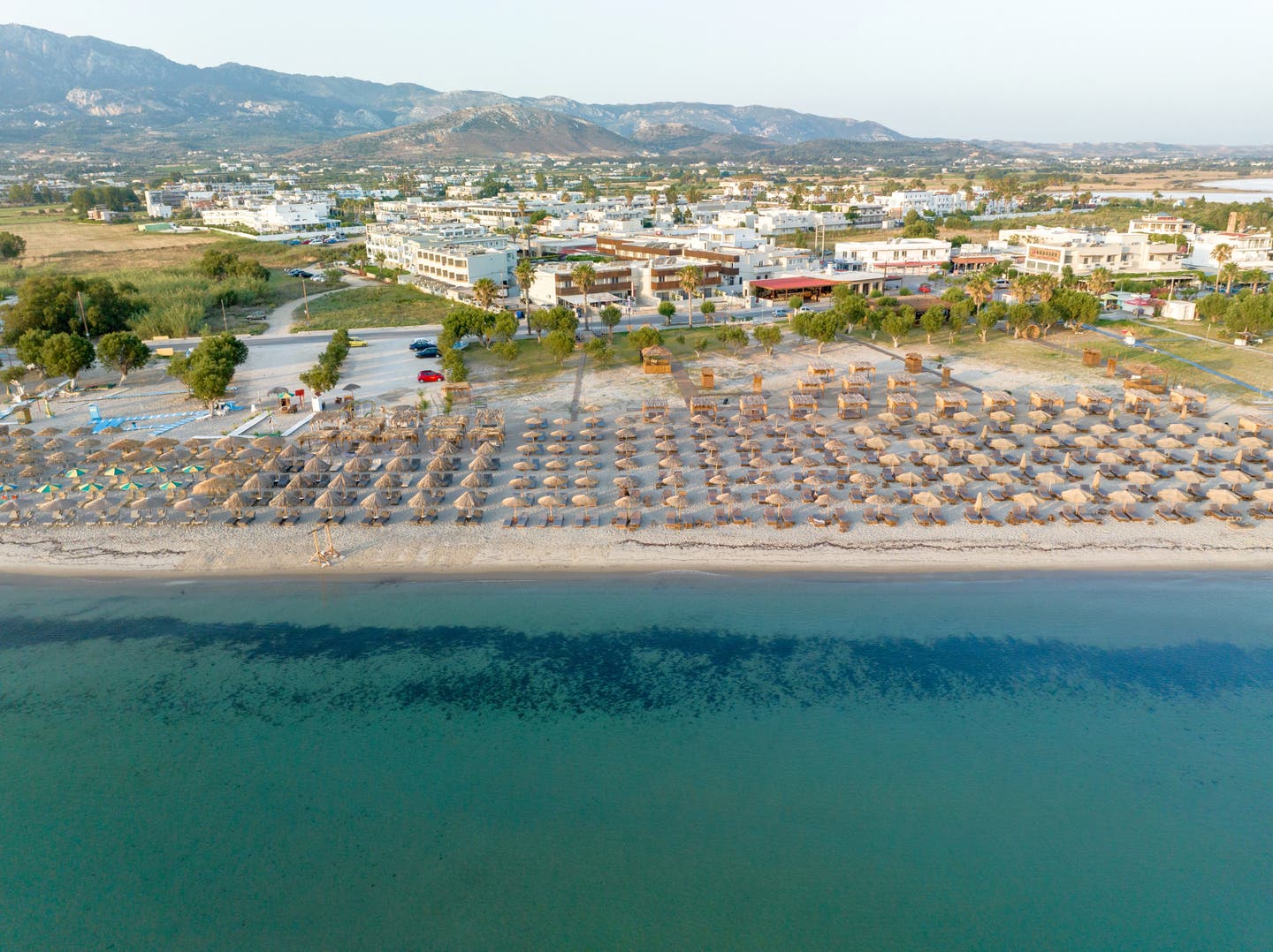 Hotel und Strand und die umliegende Landschaft aus der Vogelperspektive