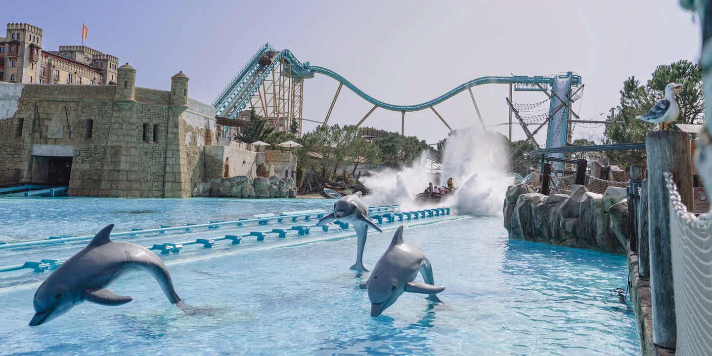 Pool mit Delfinen vor der Poseidon-Achterbahn