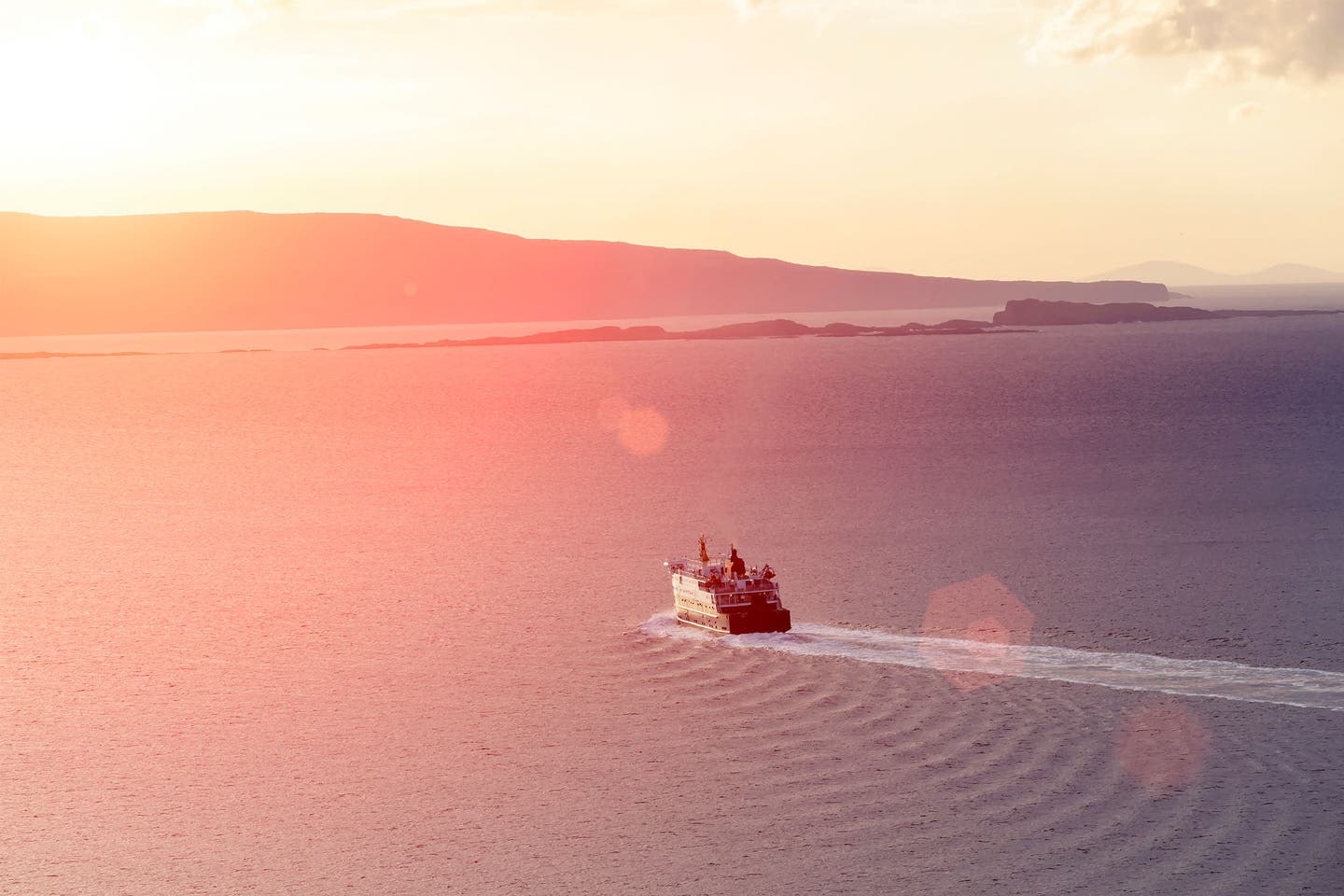 Deutschland Nordsee Tagesausflug: Fähre im Sonnenuntergang