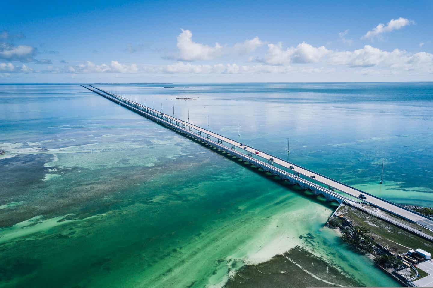 Overseas Highway Brücke von oben mit Blick auf türkisblaues Meer rechts und links